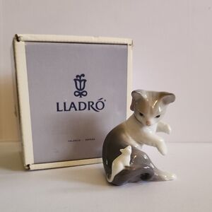Lladro Gatito Pasmado (Stunned Kitten) Gray and White Cat with Mouse Figurine.